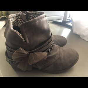 Adorable girls boots. Gently used.